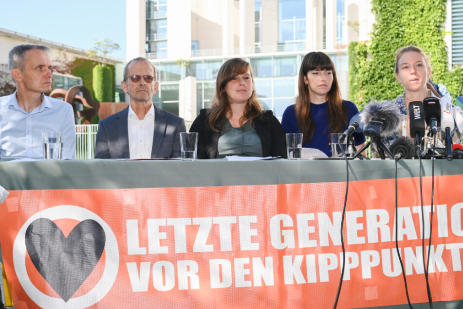 Die Aktivisten der Letzten Generation (v.l.n.r.) Rolf Meyer (56), Nikolaus Froitzheim (65), Chiara Malz (22), Carla Hinrichs (26) sowie Lina Johnsen sprechen bei einer Pressekonferenz vor dem Kanzleramt.