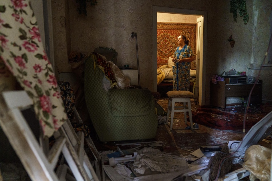 Eine Frau steht in ihrem beschädigten Haus in Kramatorsk, wo sie bei einem russischen Raketenangriff Verletzungen erlitten hat.