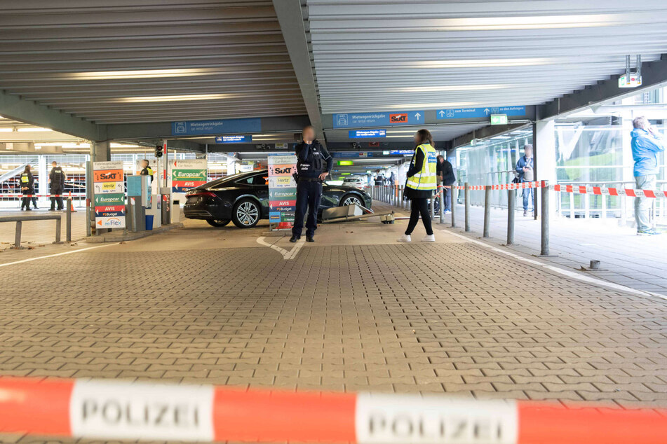 Die Polizei sperrte Bereiche des Parkhauses am Flughafen Köln/Bonn mit Flatterband ab.