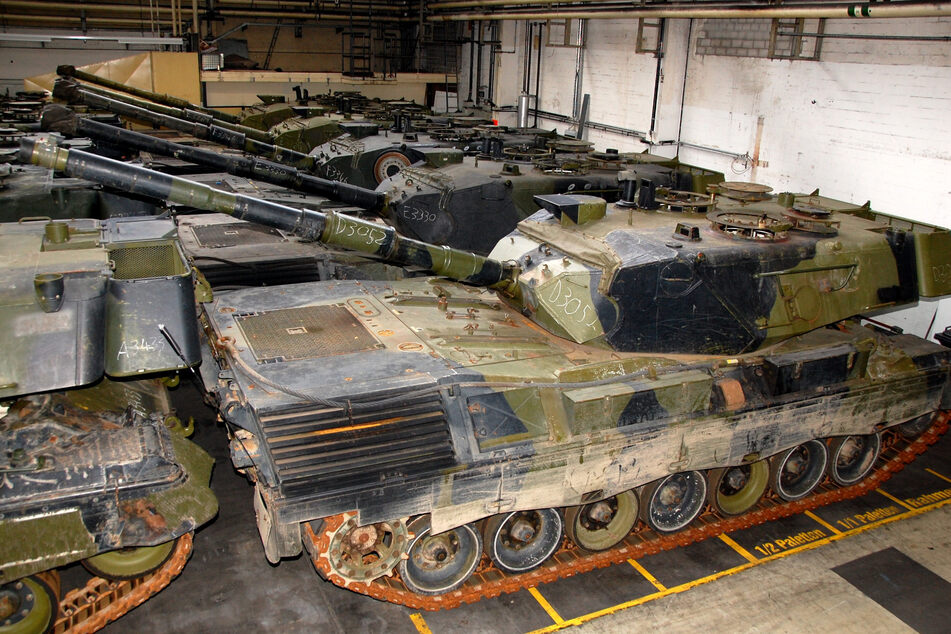 Abgelegte Leopard-1 Panzer in einer Lagerhalle. Nun sollen sie an die Ukraine geliefert werden.