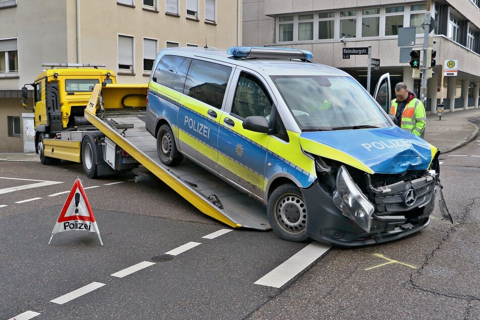Auch für diesen Polizeiwagen ging die Fahrt nach dem Crash nicht weiter.