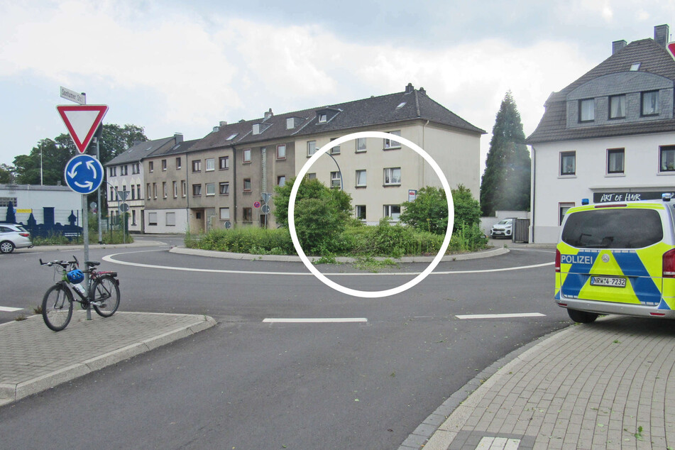 Der Trunkenbold (56) hatte mit seinem Skoda eine Schneise in die Begrünung des Kreisverkehrs in Velbert-Mitte gefahren.