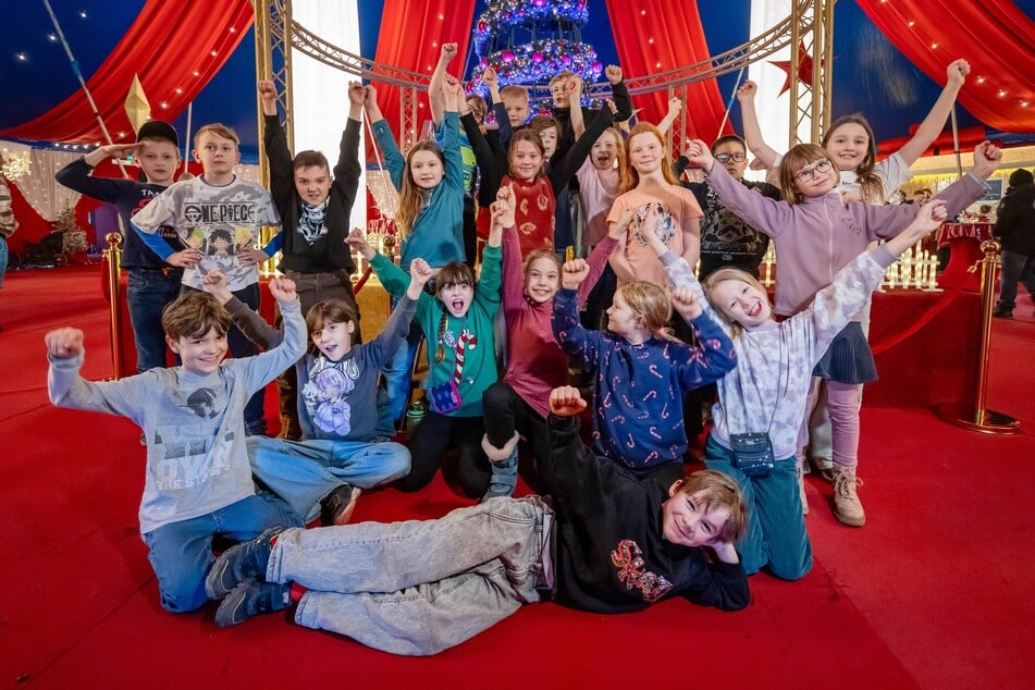 Die Drittklässler der Schlossschule erlebten den Weihnachtszirkus als Erste.