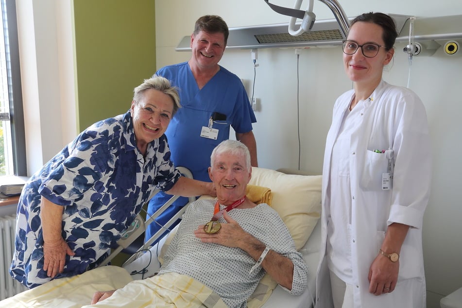 World Transplant Games-Chefin Gudrun Manuwald-Seemüller (75, l.) übergibt an Sydney Edwards (74) die Goldmedaille. Chefarzt Mark D. Frank (60) und Fachärztin Anica Herlyn (40, r.) haben den Patienten versorgt.