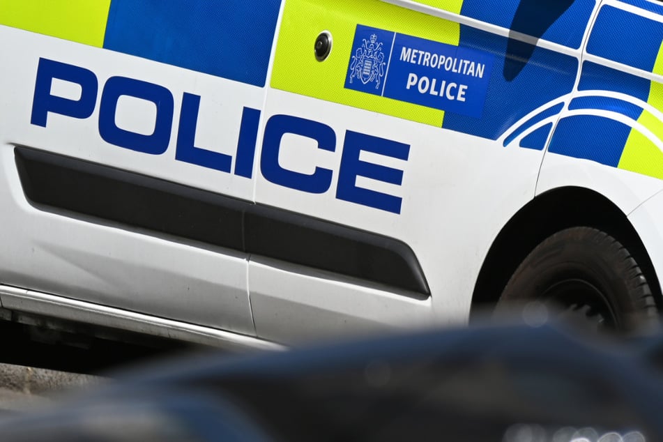 Vierjähriges Mädchen stirbt nach Sturz aus Hochhaus: Polizei ermittelt