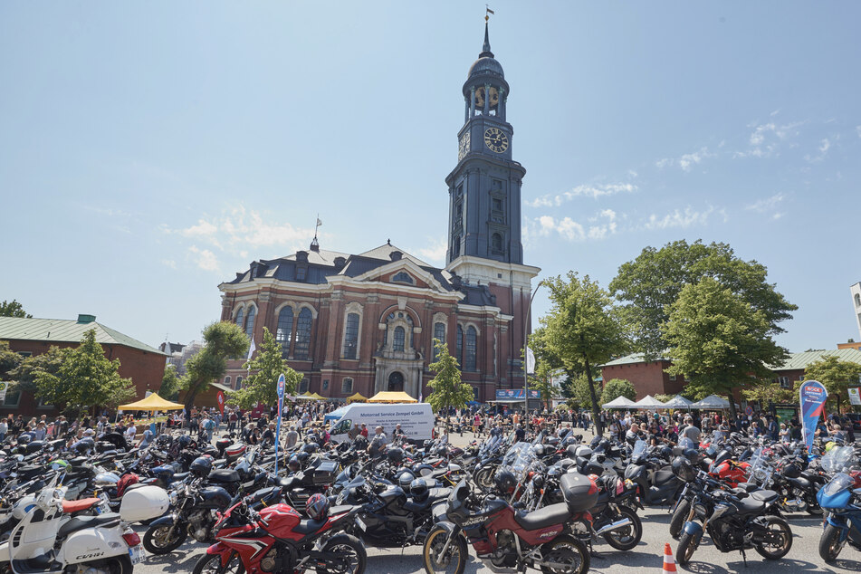 Zahlreiche Biker haben sich am Hamburger Michel zum Motorrad-Gottesdienst versammelt.