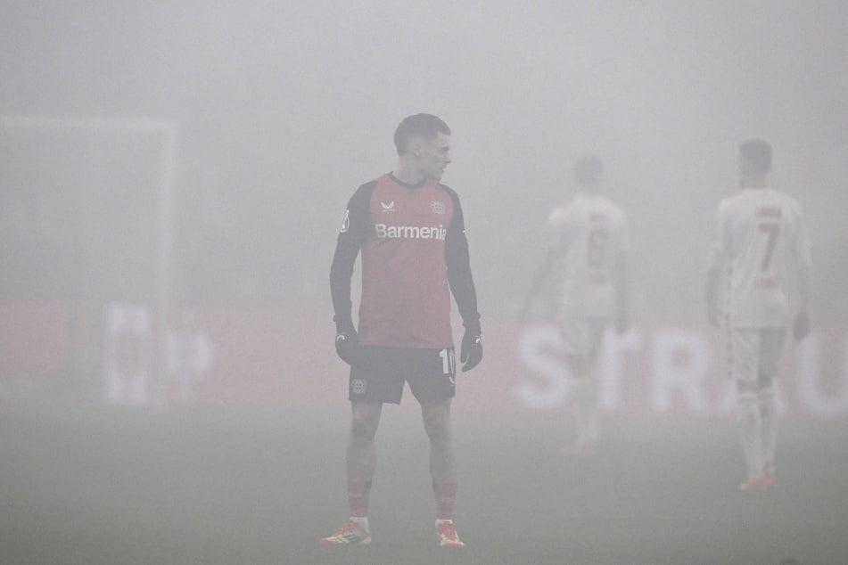 Leverkusens Superstar Florian Wirtz steht im Nebel.