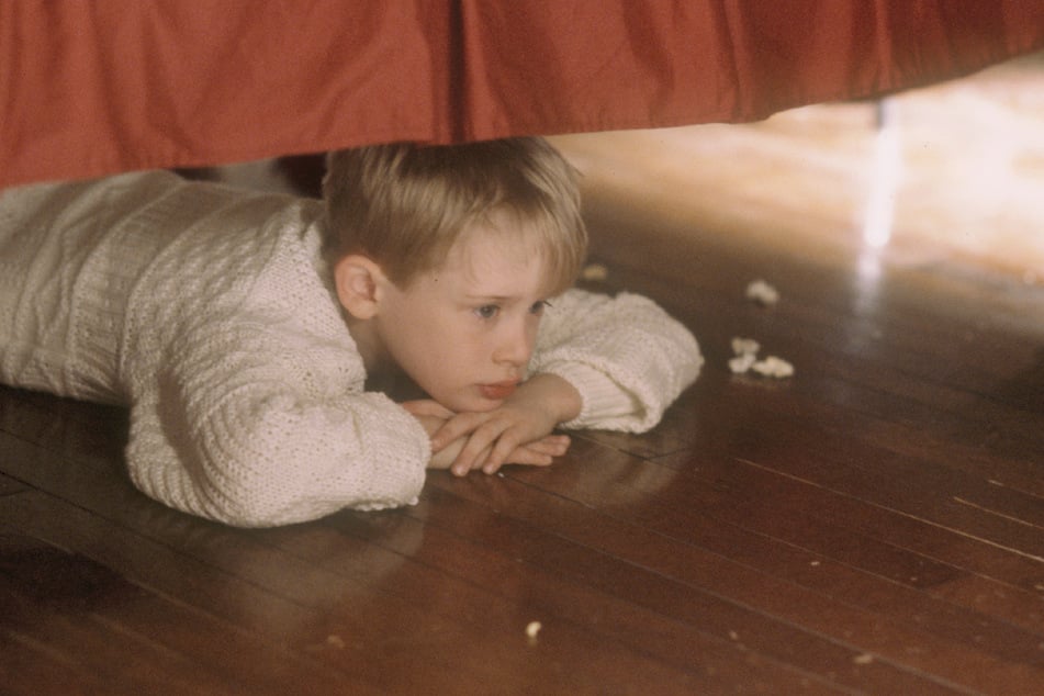Kevin versteckt sich unter dem Bett, weil er Angst hat, doch das ist nicht der Grund, dass der Achtjährige vergessen wird.