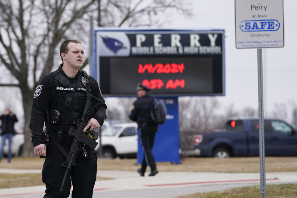 Die Polizei wurde aufgrund eines Amoklaufs an die Perry High School im US-Bundesstaat Iowa gerufen.