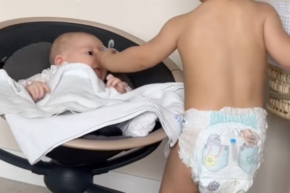 Der Versuch zählt: Cadie möchte Baby Hallie den Schnuller geben.