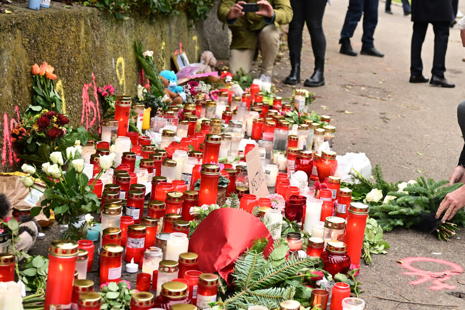Unzählige Kerzen und Blumen am Tatort erinnern an die schwere Tat.
