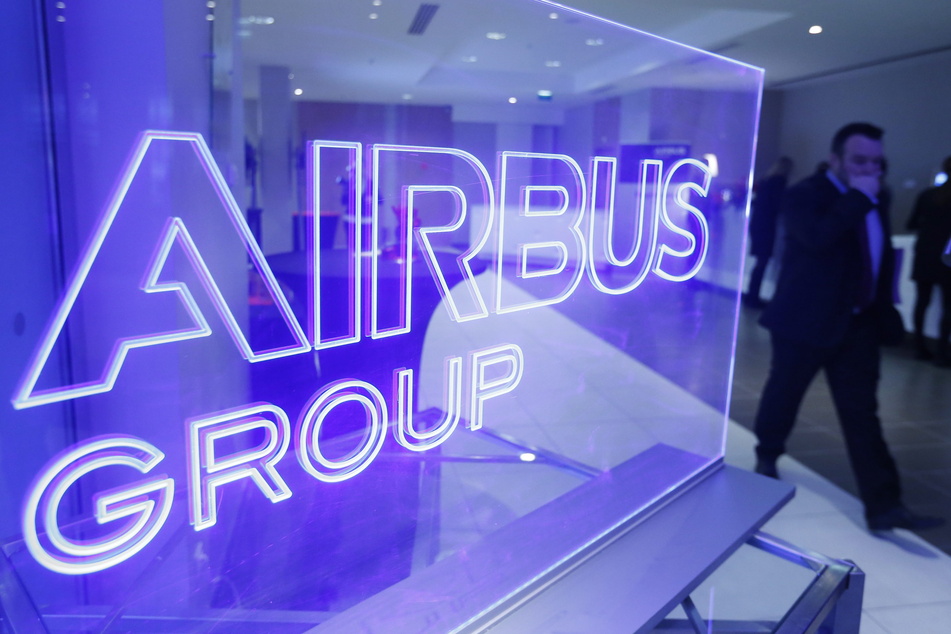 Der Luftfahrt- und Rüstungskonzern Airbus fährt die Produktion seiner Passagierflugzeuge wegen der Corona-Pandemie um rund ein Drittel zurück.