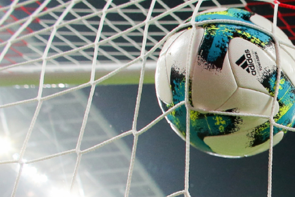 Der Ball fliegt ins Tor.