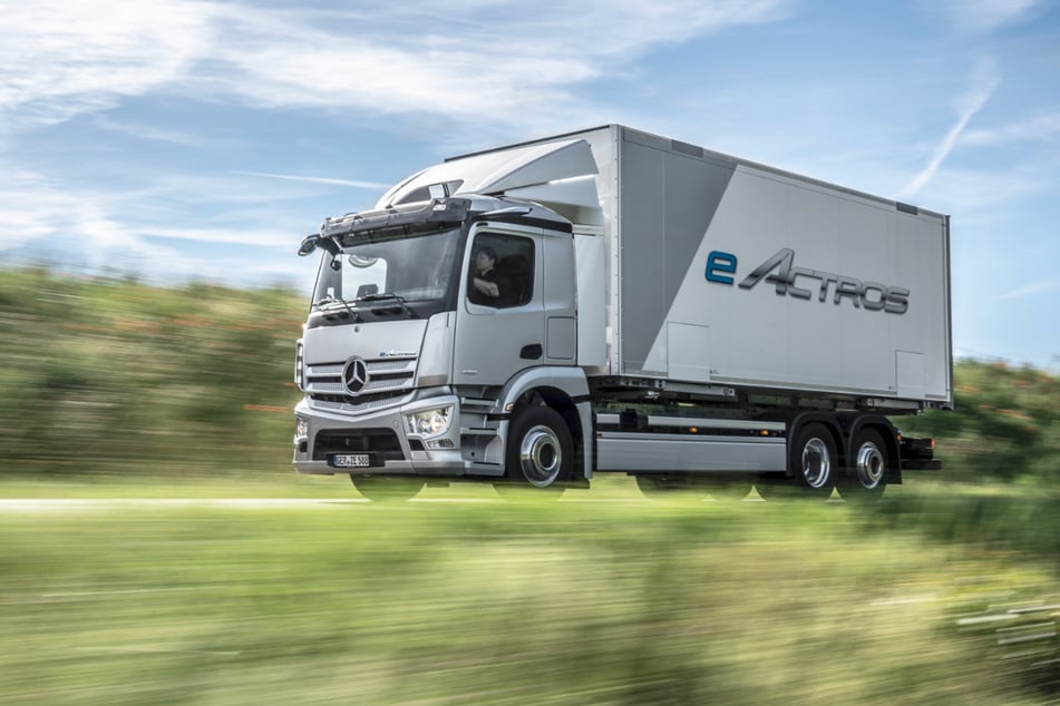 Der Mercedes-Benz eActros des Lastwagenherstellers Daimler Truck. Die Daimler AG stellt sich neu auf und der Elektro- und Wasserstoffzellenantrieb rücken damit in den Fokus.