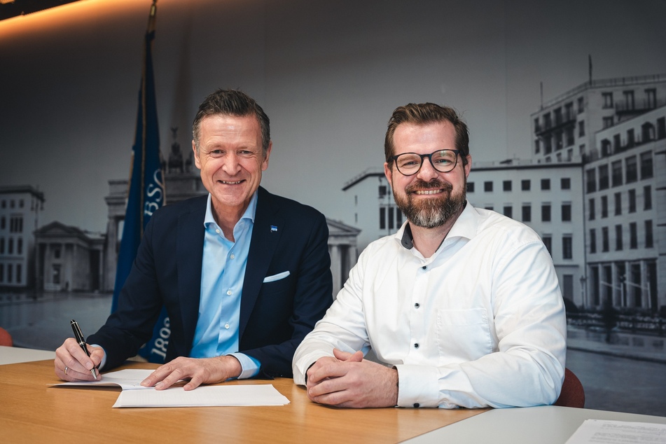 Hertha-Geschäftsführer Thomas E. Herrich (59, l.) bei der Vertragsunterzeichnung mit Interimspräsident Fabian Drescher (41).