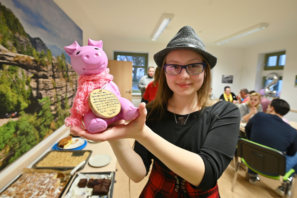Janice Schmelzer und ihr Spendenschwein: Die Schülerin sammelt Spenden für Bedürftige und ist nun für den Kika-Award nominiert.