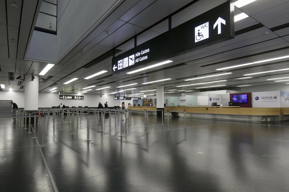 Gähnende Leere auf dem Wiener Flughafen. In den kommenden Tagen soll es in Österreich weitere Einschränkungen im Flugverkehr geben. 