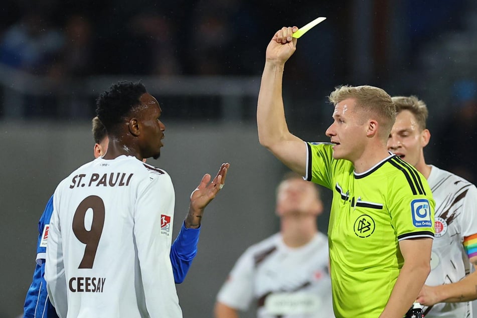 Schiedsrichter Timo Gansloweit (30, r) zeigte Abdoulie Ceesay (22) in der ersten Hälfte die gelbe Karte. Der Angreifer wurde zur Sicherheit in der Halbzeit ausgewechselt.