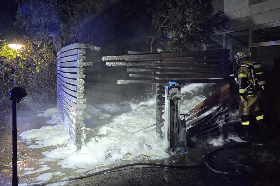 Um ein Wiederaufflammen zu verhindern, bedeckten die Einsatzkräfte den Brandort mit Löschschaum.