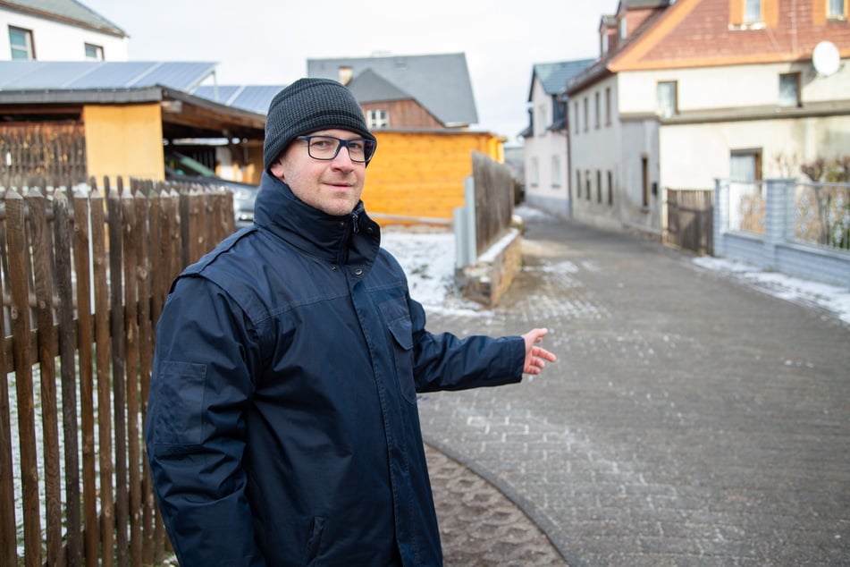 Stadtwehrleiter Danny Schindler (43) freut sich über die Einsicht bei Google und die Streckenführung durch Schneeberg.