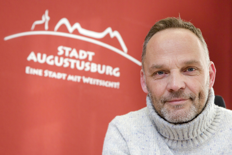 Ritterschlag für den Augustusburger Bürgermeister Dirk Neubauer (49, SPD)!