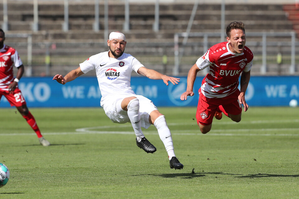 Aues midfielder Philipp Riese (left) in a duel with Würzburg's Patrick Sontheimer.