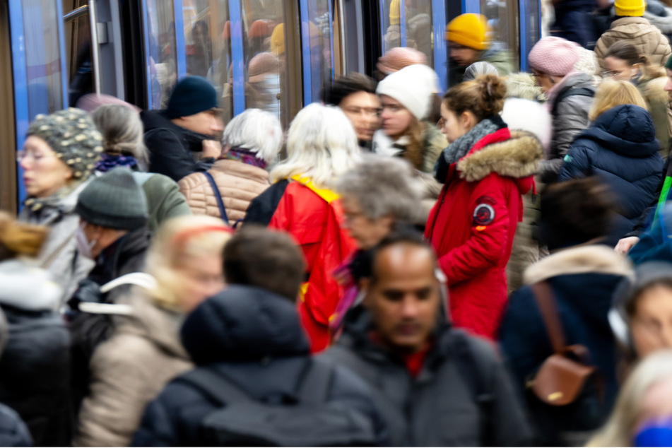 Viel los in den Münchner U-Bahnen: Die Situation in der bayerischen Landeshauptstadt gefällt den Fahrgästen nicht wirklich.
