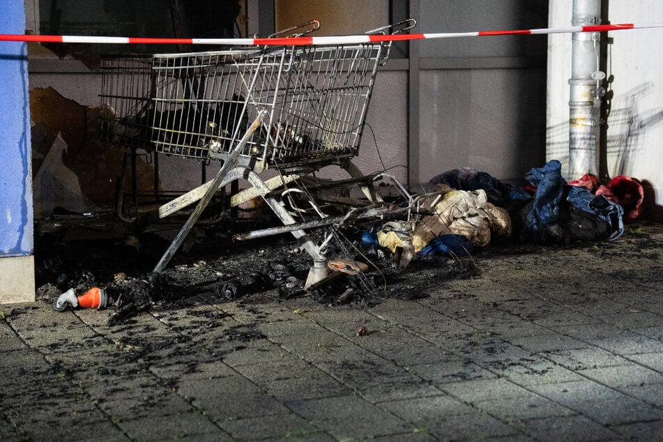 Das Feuer hatten Unbekannte neben dem Einkaufswagen des Obdachlosen gelegt.