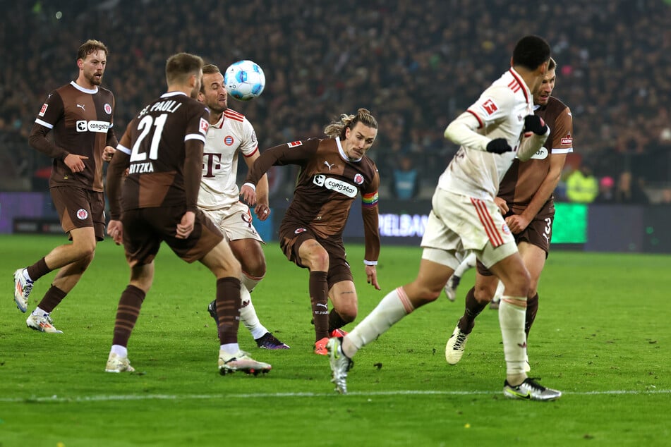 St. Pauli muss in der Partie gegen die Bayern auf Kapitän Jackson Irvine (33, M.) verzichten.