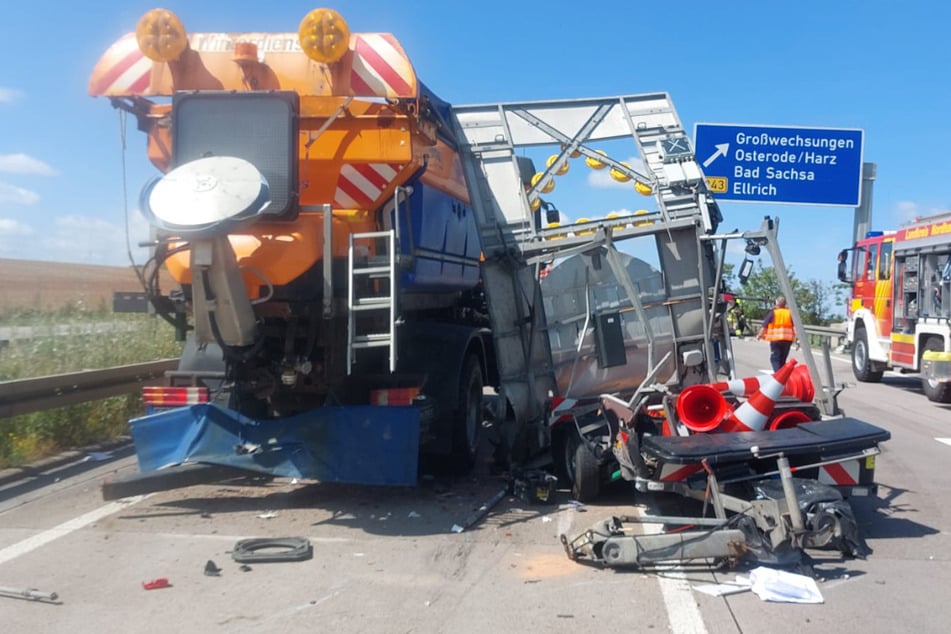 Unfall A38: Mercedes-Fahrer knallt in Schilderwagen: A38 für 90 Minuten voll gesperrt