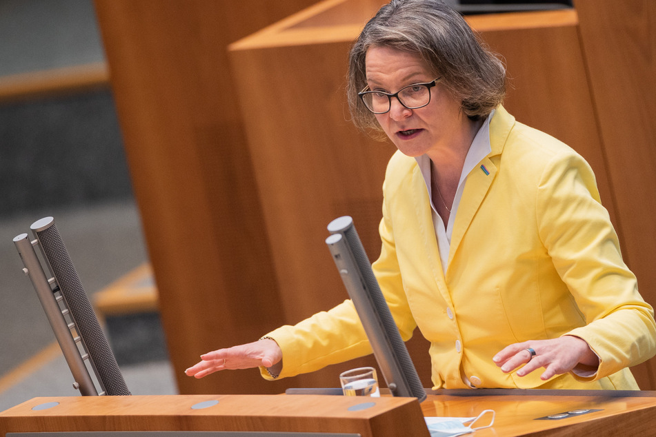 Gleichstellungsministerin Ina Scharrenbach (45, CDU) will mit der Aktionswoche das Thema "Gewalt gegen Frauen" mehr in den Fokus rücken.
