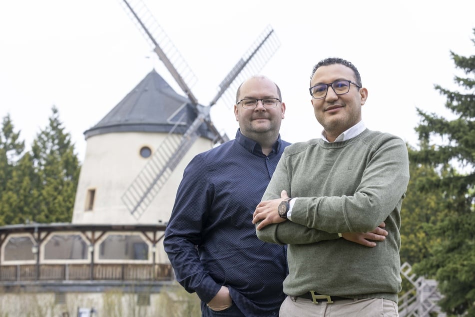 Sven Schückel (44, l.) und Amine Ait Lachgar (42) bewirtschaften jetzt die Leutewitzer Mühle.