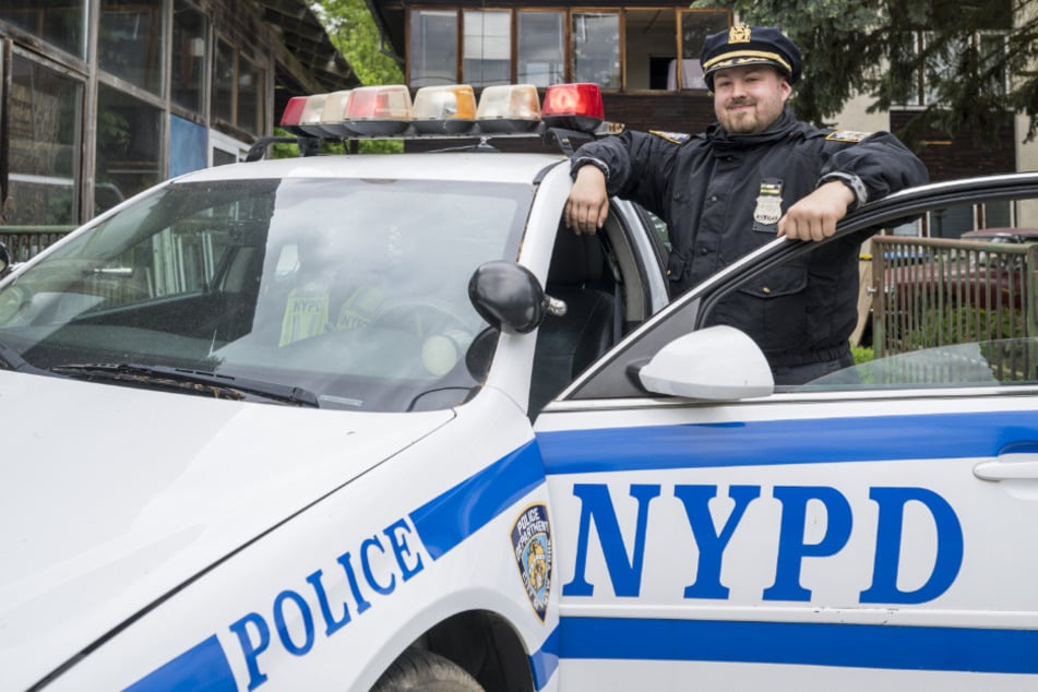 Kevin Futterleib (22) steht an seinem Police-Chevrolet aus New York City.