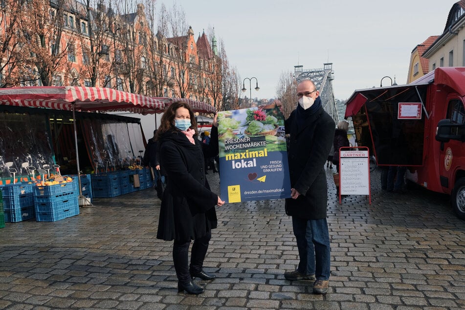 Wirtschaftsförderer Robert Franke (43, r.) präsentiert die neue Markt-Kampagne.