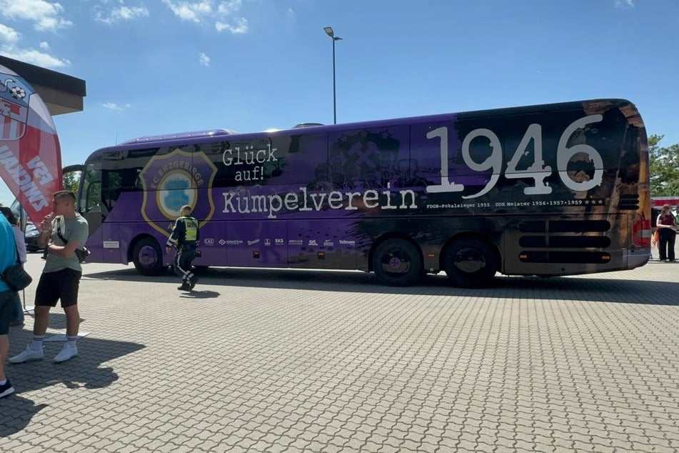 Auch der Bus der Veilchen ist da.