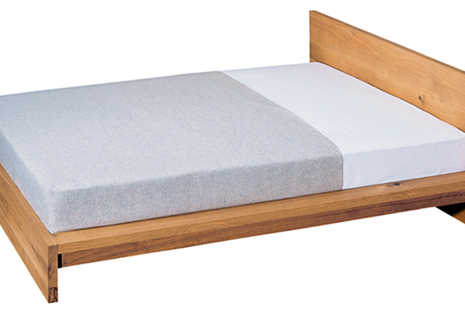 Das Foto zeigt das Bett "MO" der Möbelmarke e15. Der jahrelange Rechtsstreit um den Ikea-Bettenklassiker "Malm" ist beendet.