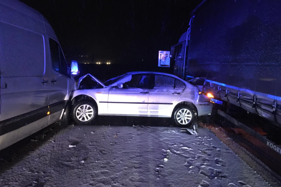 Als das Heck des BMW ausbrach, konnte ein nachfolgender Kleintransporter dem Wagen nicht mehr ausweichen.