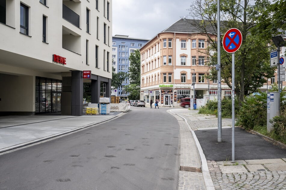 Chemnitz: Kostümierter Skater mit "Gewehr" in Chemnitz unterwegs