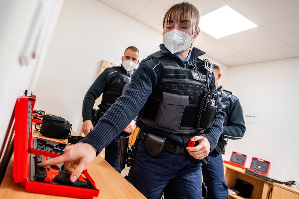 Auf an die Rotwaffen: Die Polizeischüler Katharina Pötschke (21), Eddy Lysk (23) und André Stelzer (26, verdeckt) bereiten sich auf die Übung vor.