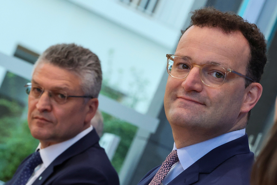 Lothar Wieler (l), Präsident des Robert Koch-Instituts (RKI), und Jens Spahn (CDU), Gesundheitsminister, kommen zu einer gemeinsamen Pressekonferenz.
