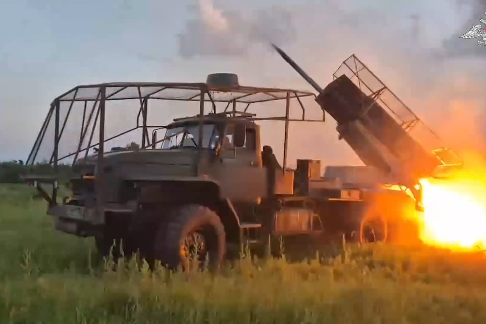 Russische Raketenartillerie vom Typ BM-21 Grad feuert in Richtung ukrainischer Stellungen.