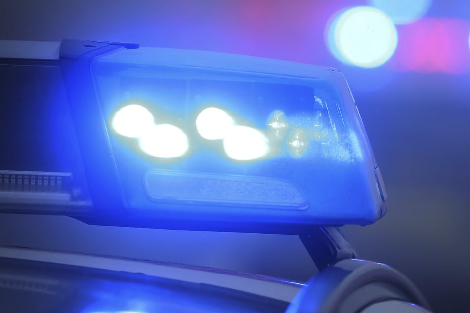 Mit Bierflasche und Machete: Brutalo-Duo überfällt Mann aus dem Hinterhalt