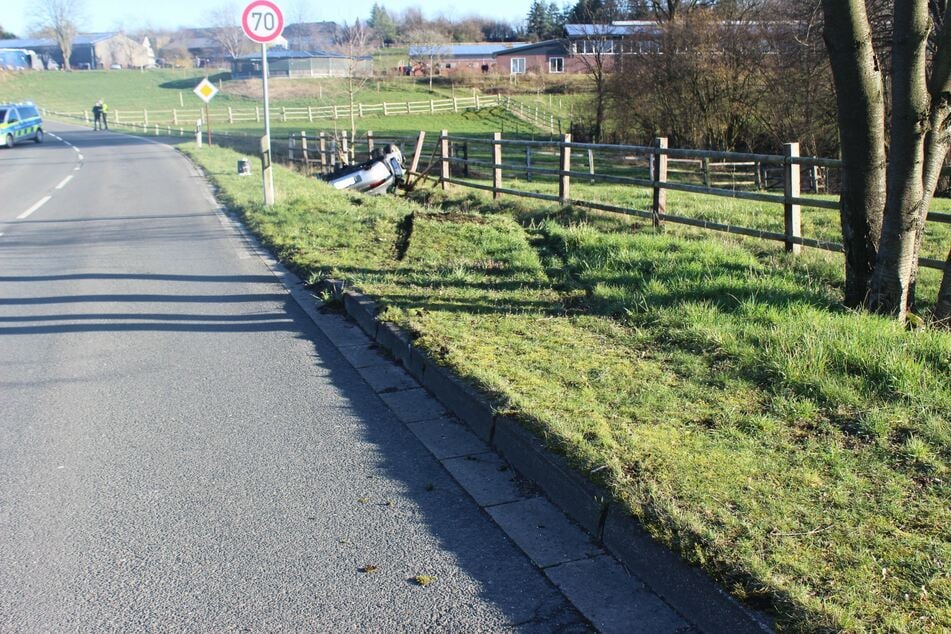 Die Polizei sperrte die Unfallstelle ab. An dem Porsche entstand ein Totalschaden, er wurde abgeschleppt.