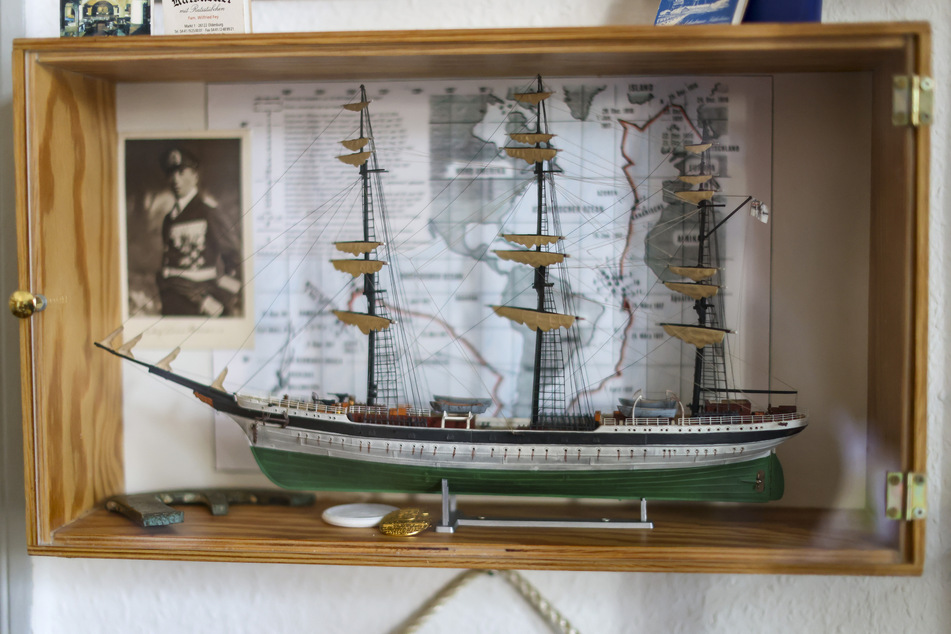 Ein Modell des "Seeadlers" steht in einer Vitrine im Museum der Gesellschaft.