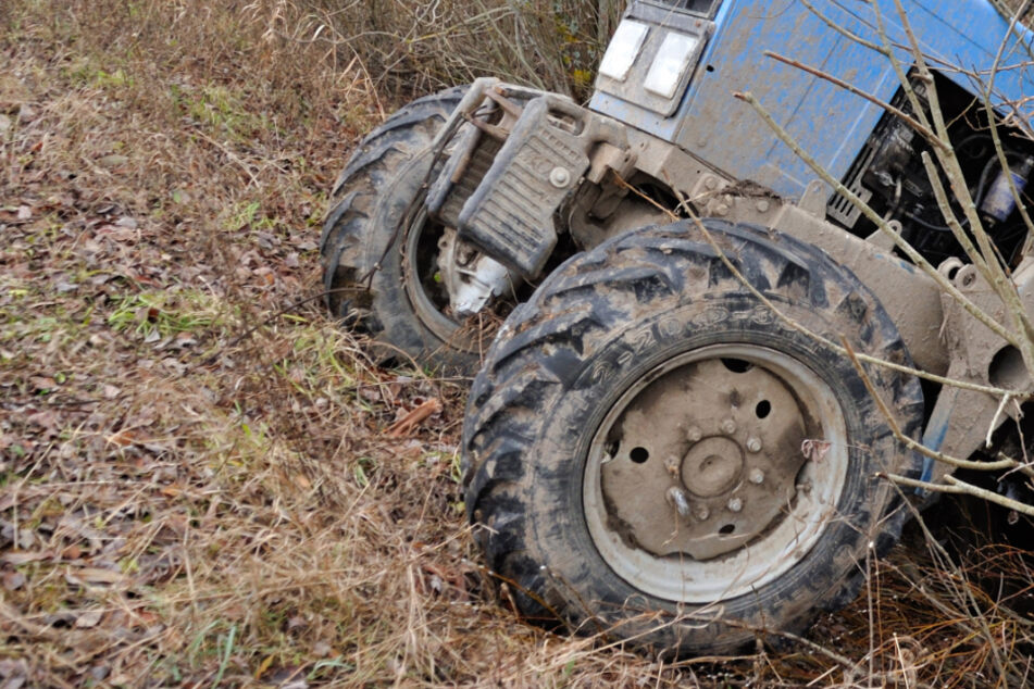 Auf steilem Gelände überschlug sich der Traktor samt Fahrer. (Symbolbild)
