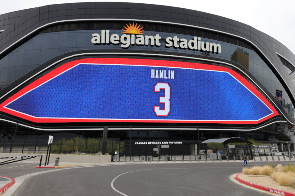 So gut wie jedes NFL-Team solidarisierte sich mit Damar Hamlin (24) und zeigte seine Trikotnummer in irgendeiner Form am Stadion. So wie auch die Las Vegas Raiders, die ihre großen Werbeflächen des "Allegiant Stadium" dafür verwendeten.
