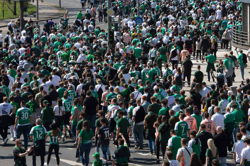 Mehr als 10.000 Werder-Fans sind am Samstag in einem Fanmarsch zum Berliner Olympiastadion gezogen. Aufseiten von Hertha BSC sollen es 4000 Anhänger gewesen sein, die geschlossen zum Stadion gepilgert sind.