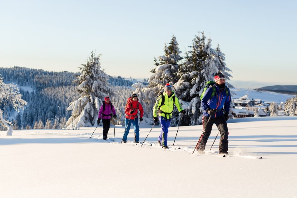 Abseits überfüllter Loipen durch den erzgebirgischen Winterwald - mit einer geführten "Stoneman on Ski"-Tour wird dieses Abenteuer wahr.