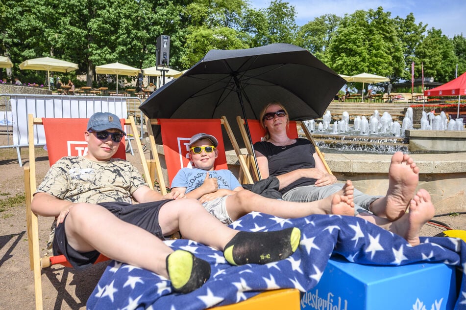 Felix (11) und Leo (7) genossen mit Mama Karin (41) den Nachmittag beim TAG24-Sommerkino.