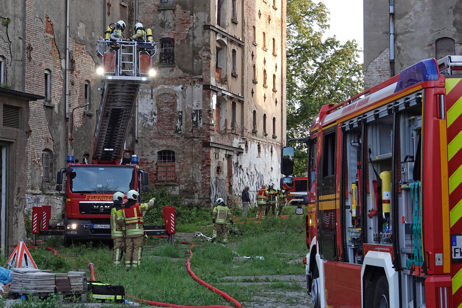 Die baufällige Ruine hätte einstürzen können. Die Kameraden mussten mit Bedacht vorgehen.